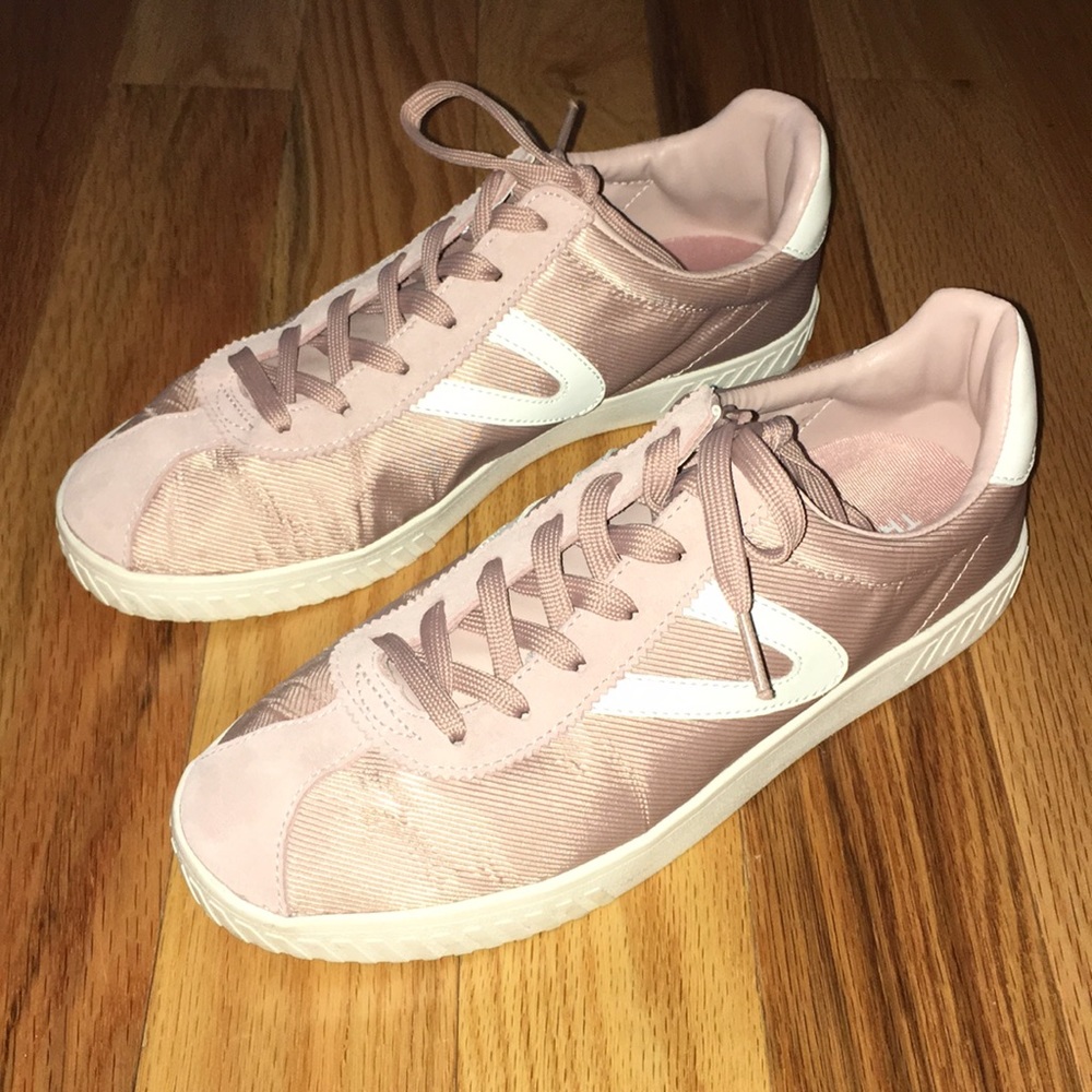 Tretorn mauve lace up sneakers